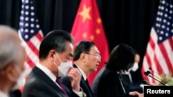 中共中央政治局委员杨洁篪（中）在阿拉斯加美中高层会谈上正在进行他的16分钟讲话，其中包括“中国人不吃这一套”。（2021年3月18日） 