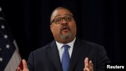 资料照片：对前总统唐纳德·特朗普提出重罪指控的纽约市地方检察官阿尔文·布拉格。