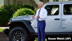在驾驶一辆电动吉普车绕南草坪车道行驶后，拜登总统对记者发表讲话。