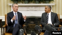 奧巴馬(右)在白宮會見北約秘書長斯托爾滕貝格(左)