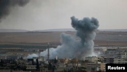 浓烟在叙利亚城镇科巴尼升起