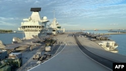 英國伊麗莎白女王號航母戰鬥群停靠在新加坡樟宜海軍基地。（2021年10月11日）
