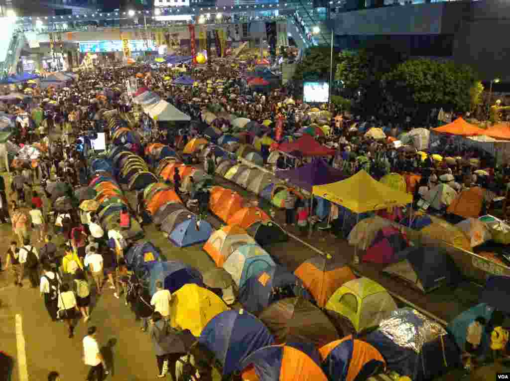 萬人雲集金鐘佔領區紀念佔領運動滿月 (美國之音圖片/海彥拍攝 ) 