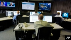 美國網絡安全人員在監測中心工作