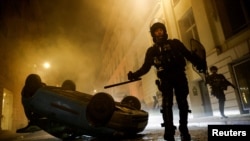 法国镇暴警察在巴黎的抗议活动中行动。（2023年7月2日）