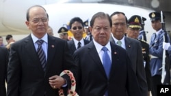 登盛(左)訪問泰國