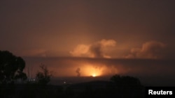 2023年10月27日，從以色列南部的斯德洛特看到加沙走廊的爆炸景象。 （路透社）