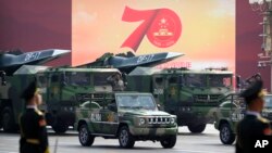 在北京天安門廣場為慶祝中共建政70年舉行的閱兵式上展示的中國車載東風17型彈道導彈。(2019年10月1日)