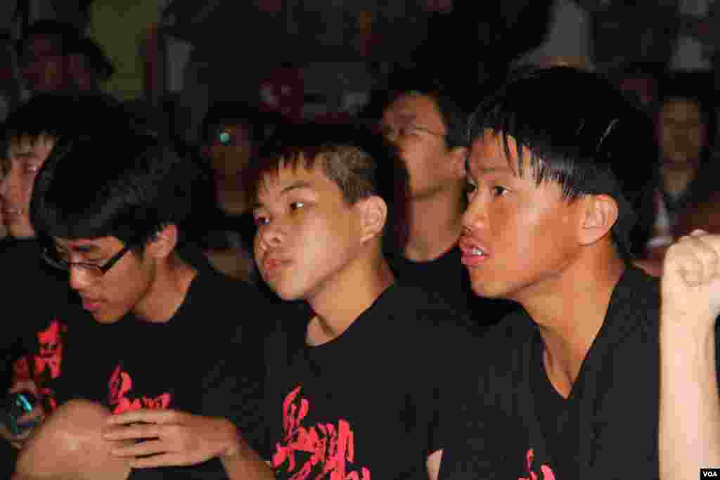 学民思潮在特区政府总部外举行全民共议政改集会(美国之音海彦拍摄)