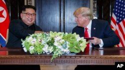 Дональд Трамп с лидером КНДР Ким Чен Ыном