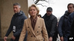 2024 年2 月24 日，歐盟委員會主席烏蘇拉·馮德萊恩（左二）在烏克蘭首都基輔的烏克蘭陣亡衛士紀念牆前面。