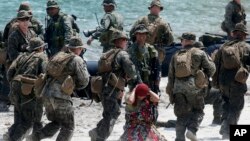 美國海軍陸戰隊和菲律賓軍人4月15日進行演練中﹐在一艘橡皮船上拘捕疑犯。