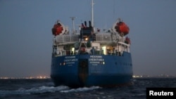 一艘插有俄羅斯國旗的油輪。 （資料照）