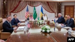 مارکو روبیو، وزیر خارجۀ ایالات متحده، در شهر جدۀ عربستان سعودی مذاکرات را با مقام‌های اوکراینی آغاز کرد.