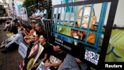 有香港人在中聯辦門前靜坐呼籲釋放劉曉波