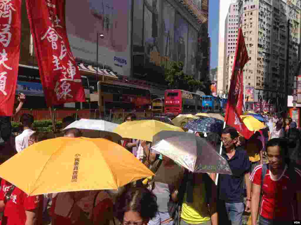 香港泛民举行抗议选举政治筛选游行 (美国之音海彦拍摄)