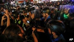 记者2019年7月7日在拍摄香港警察的清场行动。