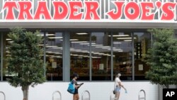 2020年4月7日人们保持社交疏离排队进入佛罗里达州迈阿密海滩乔氏超市。