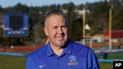 前華盛頓州布雷默頓高中美式足球教練約瑟夫·肯尼迪攝於2022年3月9日的照片。美國最高法院6月27日做出裁決，支持他在賽後試圖跪在賽場上祈禱的做法。(資料圖片)