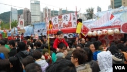 香港最大型的維園年宵市場，星期六農曆除夕下午已經擠滿參觀的人群 (美國之音湯惠芸拍攝)