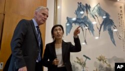 聯合國赤貧和人權問題特別報告員菲利普奧爾斯頓（左）在北京準備舉行記者會。（2016年8月23日）