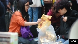 反水貨客巴士攝影比賽頒奬禮現場，有大批大陸自由行旅客及水貨客搶購年貨及分貨 （美國之音湯惠芸攝）