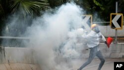 10月6日香港示威者投燃燒彈。