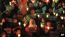 首爾示威者手持蠟燭反對協議。