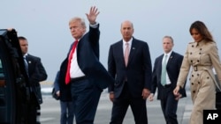 美國新任駐歐盟大使桑德蘭（中）與美國總統特朗普以及第一夫人梅拉尼亞在布魯塞爾的梅爾斯布魯克空軍基地(2018年7月10日)