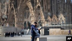 西班牙巴塞罗那的圣加堂3月13日开始关闭，防范新冠病毒的传播。