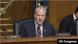 美国国会及行政当局中国委员会主席、来自阿拉斯加州的共和党籍联邦参议员丹·沙利文(Dan Sullivan)主持一场主题为“中国对宗教的战争：对宗教自由的威胁及其对美国的重要性”的听证会。(2025年11月20日)