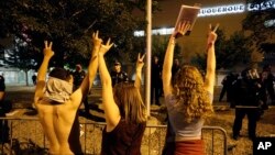 美國共和黨總統參選人川普星期二晚上在新墨西哥州舉行競選集會時，抗議者遭警察隔在鐵馬外圍。