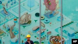 2017年6月27日北京市高級商業區一名工人在新建商場前。