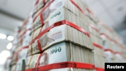 ແຟ້ມພາບ - ເງິນບາດໄທ ໄດ້ຖືກພົບເຫັນ ຢູ່ທີ່ທະນາຄານ ກະສິກອນ ໄທ ໃນ ບາງກອກ, ປະເທດໄທ, ວັນທີ 12 ພຶດສະພາ 2016. 