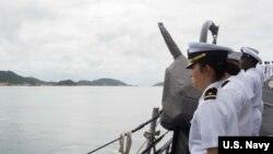 美國海軍驅逐艦馬斯廷號2016年12月15日在南中國海巡航期間在越南金蘭港靠港 （美國海軍照片） 