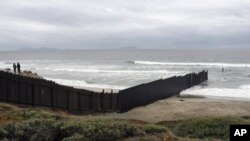 美國和墨西哥交接的圍牆直入大西洋的帝國海灘(資料圖片)