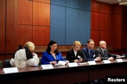 乌克兰国会代表团在乌克兰驻美大使馆举行记者会，议员安娜丝塔西娅∙拉蒂纳（中）在记者会上讲话。（2022年3月30日）