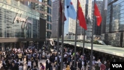 數以百計的抗議者在中環交易廣場外聚集，呼籲大眾在星期日在區議會選舉中投票，表達對政府施政的不滿。