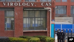 武漢病毒所外的安全人員（2021年2月3日）