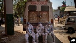 2021年4月24日印度新德里火葬場內精疲力竭的工作人員