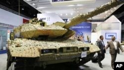 资料照片：阿联酋国际防务展览会上售出的德国豹式坦克。(2017年2月22日）