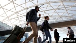 在感恩節前美國佐治亞州亞特蘭大國際機場行色匆匆的旅客。 （2020年11月23日）