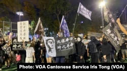 參與六四31周年維園燭光集會的年輕人，揮舞反送中運動及香港獨立的旗幟 （資料照片/攝影：美國之音湯惠芸）