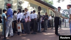 越南胡志明市的美国领事馆外，人们在排队申请签证。（资料照片）