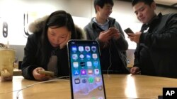 ແຟ້ມພາບ: ຮ້ານຄ້າຂອງແອັປໂປລ (Apple Store) ທີ່ນະຄອນຫຼວງ ປັກກິ່ງ, ວັນທີ 6 ພະຈິກ 2017. (AP Photo/Ng Han Guan)