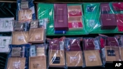 资料照：2024年2月16日(星期五)，香港海关在香港一场有关洗黑钱案件的新闻发布会上展示证据。(美联社)