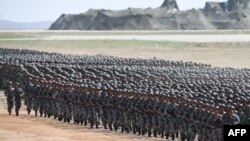 中國解放軍2017年在內蒙古朱日和軍事基地演習。(資料圖片)