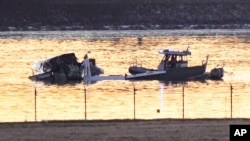 图片集：美国一架客机和一架军用直升机在首都华盛顿上空相撞