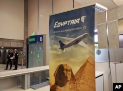 法国巴黎戴高乐机场，安全人员在埃及航空公司值机柜台附近执勤。