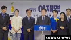 资料照片：李在明(中)2024年7月10日宣布竞选共同民主党党魁，他预计将赢得2025年6月3日举行的韩国总统大选。